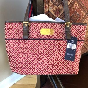 NWT- Tommy Hilfiger classic purse